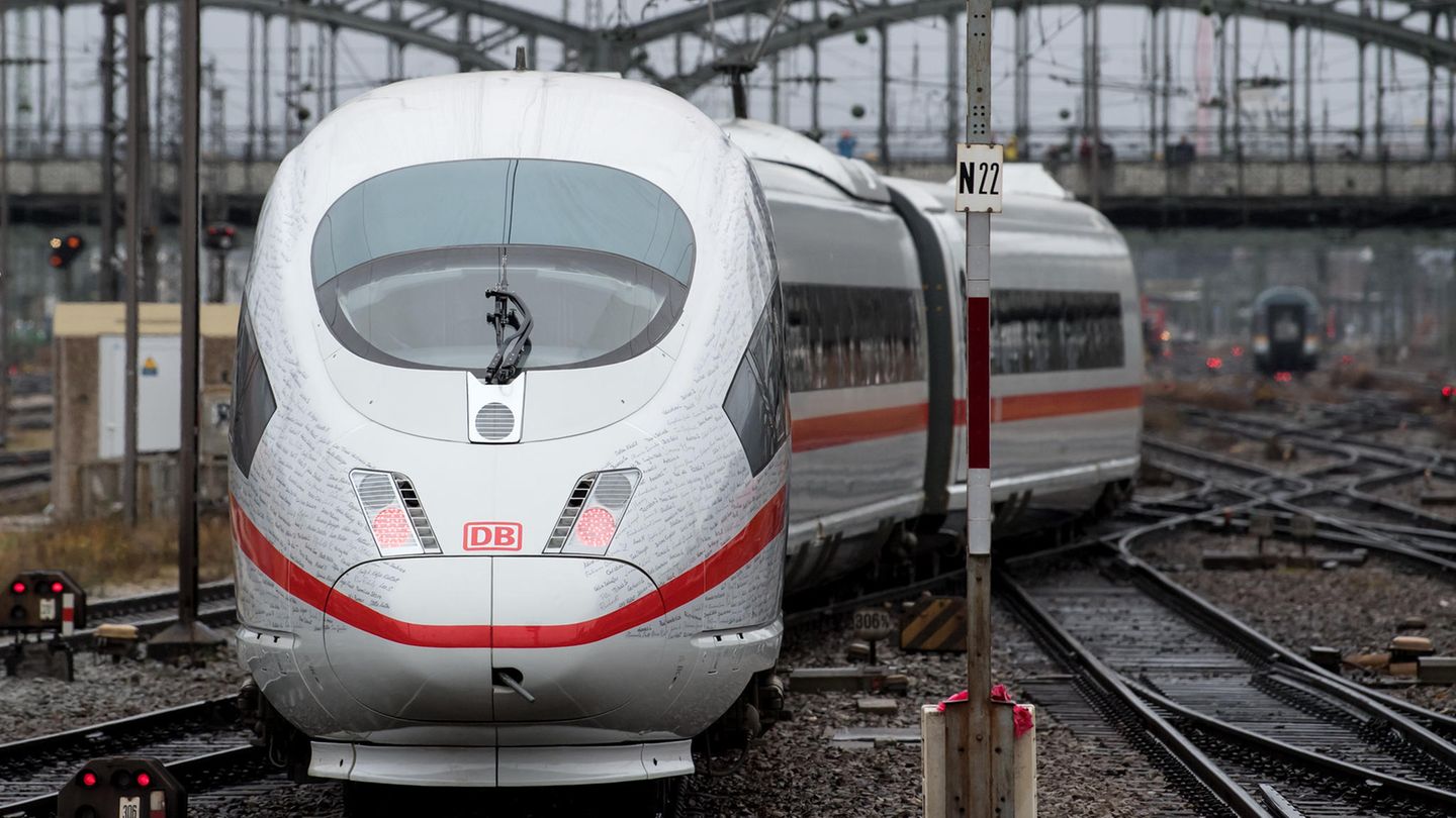 Welttourismustag am 27. September: Bahn Viele halten sie für das umweltfreundlichste motorisierte Verkehrsmittel. Dennoch verreisten 2019 nur vier Prozent der Deutschen mit der Bahn, wie das Statistische Bundesamt berichtet. Wer die Goethe-Strecke auf Schienen zurücklegen wollte, wäre nach Angaben der Deutschen Bahn gut 18 Stunden unterwegs - vier Mal Umsteigen inklusive. Dass es aber auch schneller gehen kann, beweist zum Beispiel die Verbindung München-Berlin. Die rund 600 Kilometer schafft der ICE Sprinter mittlerweile in knapp vier Stunden. Bahn Viele halten sie für das umweltfreundlichste motorisierte Verkehrsmittel. Dennoch verreisten 2019 nur vier Prozent der Deutschen mit der Bahn, wie das Statistische Bundesamt berichtet. Wer die Goethe-Strecke auf Schienen zurücklegen wollte, wäre nach Angaben der Deutschen Bahn gut 18 Stunden unterwegs - vier Mal Umsteigen inklusive. Dass es aber auch schneller gehen kann, beweist zum Beispiel die Verbindung München-Berlin. Die rund 600 Kilometer schafft der ICE Sprinter mittlerweile in knapp vier Stunden.