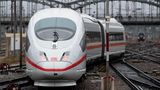Bahn  Viele halten sie für das umweltfreundlichste motorisierte Verkehrsmittel. Dennoch verreisten 2019 nur vier Prozent der Deutschen mit der Bahn, wie das Statistische Bundesamt berichtet. Wer die Goethe-Strecke auf Schienen zurücklegen wollte, wäre nach Angaben der Deutschen Bahn gut 18 Stunden unterwegs - vier Mal Umsteigen inklusive. Dass es aber auch schneller gehen kann, beweist zum Beispiel die Verbindung München-Berlin. Die rund 600 Kilometer schafft der ICE Sprinter mittlerweile in knapp vier Stunden.