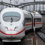 Bahn  Viele halten sie für das umweltfreundlichste motorisierte Verkehrsmittel. Dennoch verreisten 2019 nur vier Prozent der Deutschen mit der Bahn, wie das Statistische Bundesamt berichtet. Wer die Goethe-Strecke auf Schienen zurücklegen wollte, wäre nach Angaben der Deutschen Bahn gut 18 Stunden unterwegs - vier Mal Umsteigen inklusive. Dass es aber auch schneller gehen kann, beweist zum Beispiel die Verbindung München-Berlin. Die rund 600 Kilometer schafft der ICE Sprinter mittlerweile in knapp vier Stunden.
