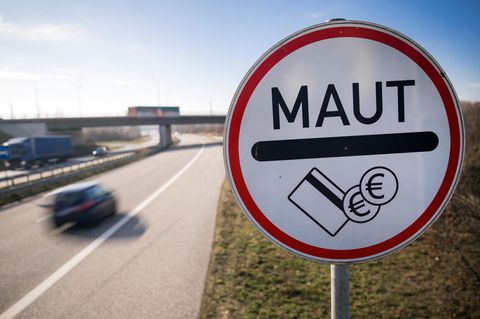 Ein Verkehrsschild weist Autofahrer auf die Maut hin