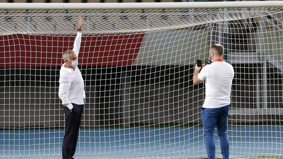 José Mourinho ließ sich extra mit dem Tor fotografieren, um die Skurrilität zu dokumentieren José Mourinho ließ sich extra mit dem Tor fotografieren, um die Skurrilität zu dokumentieren