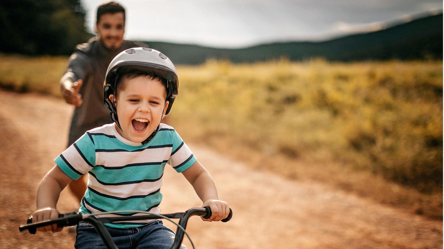 Kind fährt begeistert Fahrrad