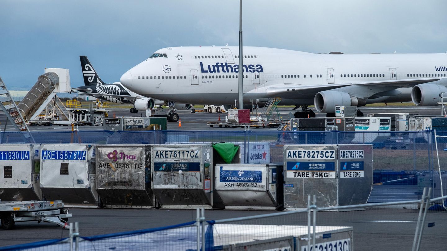 Holte Ende März in Neuseeland gestrandte Urlauber ab: Eine Boeing 747-400 der Lufthansa am Flughafen von Auckland