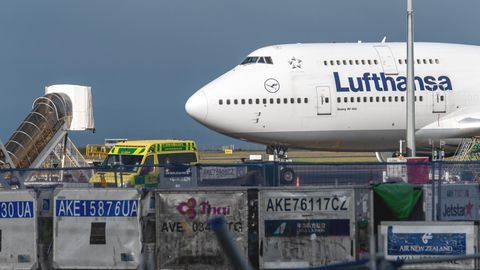 Holte Ende März gestrandte Urlauber aus Neuseeland ab: Eine Boeing 747-400 der Lufthansa am Flughafen von Auckland