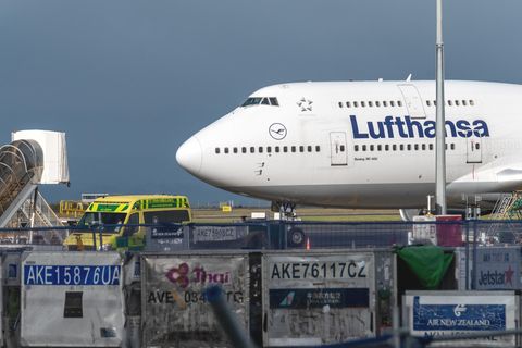 Holte Ende März gestrandte Urlauber aus Neuseeland ab: Eine Boeing 747-400 der Lufthansa am Flughafen von Auckland