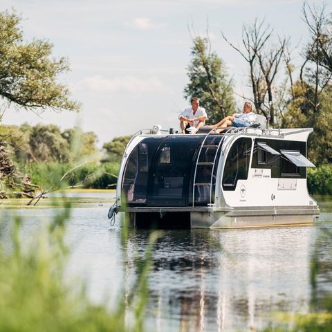 Hausboot mit Aussicht: Das Dach des Caravan-Bootes ist voll begehbar.