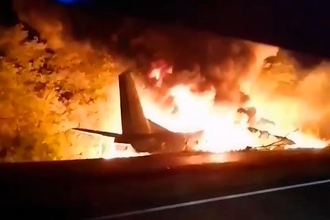 Das Videostandbild zeigt ein Militärflugzeug vom Typ Antonow AN-26 in Flammen