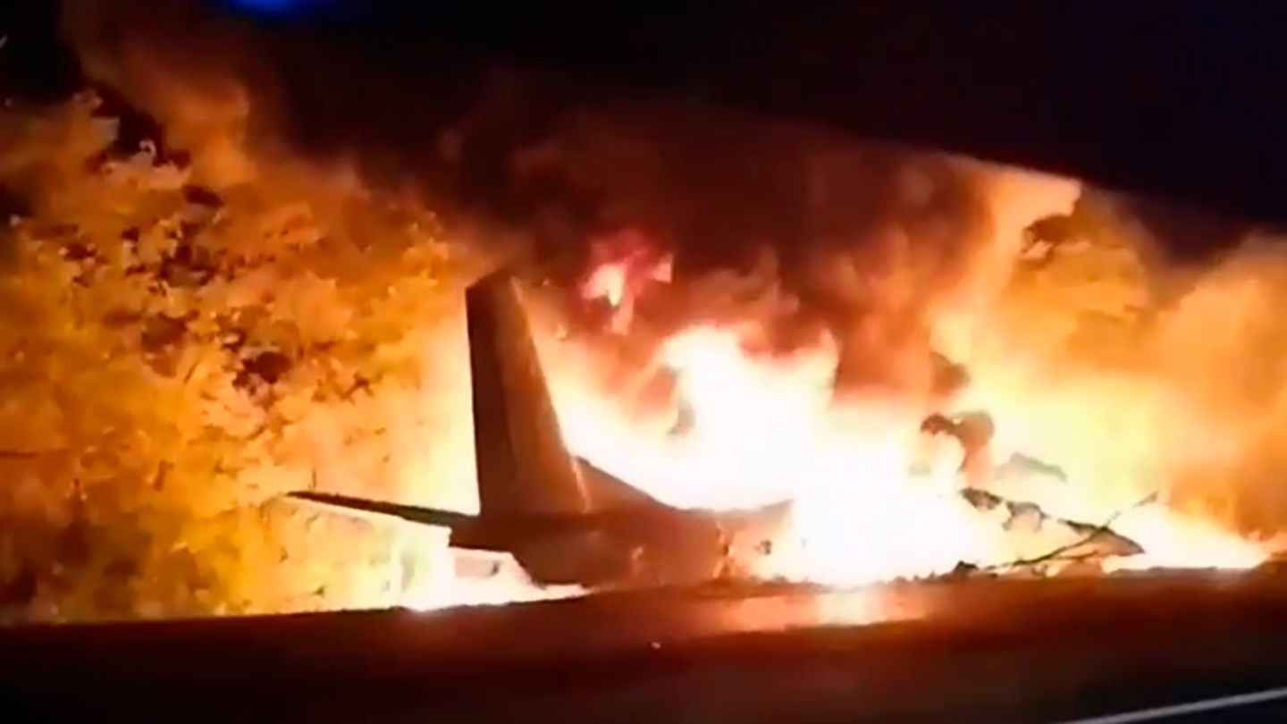 Das Videostandbild zeigt ein Militärflugzeug vom Typ Antonow AN-26 in Flammen