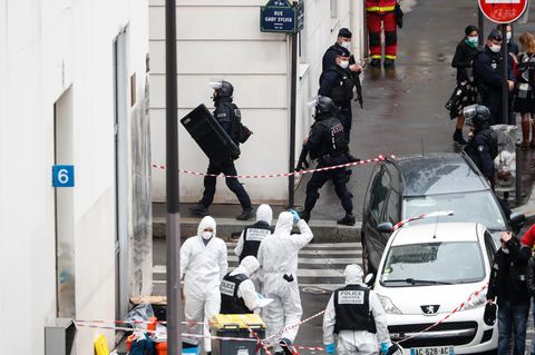 Frankreich, Paris: Polizisten stehen neben der Absperrung des Tatortes