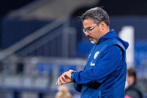 Schalke-Coach David Wagner schaut auf die Uhr