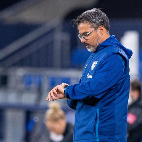 Schalke-Coach David Wagner schaut auf die Uhr