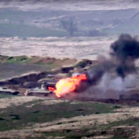 Standbild soll Zerstörung eines Militärfahrzeuges zeigen
