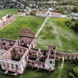 Ruschany, Weißrussland: Schloss Ruschany  Als Alexander Michal Saphicha in den 1780er Jahren den klassizistischen Palast errichten ließ, gehörte Weißrussland noch zu Polen-Litauen. Im 19. Jahrhundert zog in die Gebäude eine Textilfabrik ein, die 1914 abbrannte.