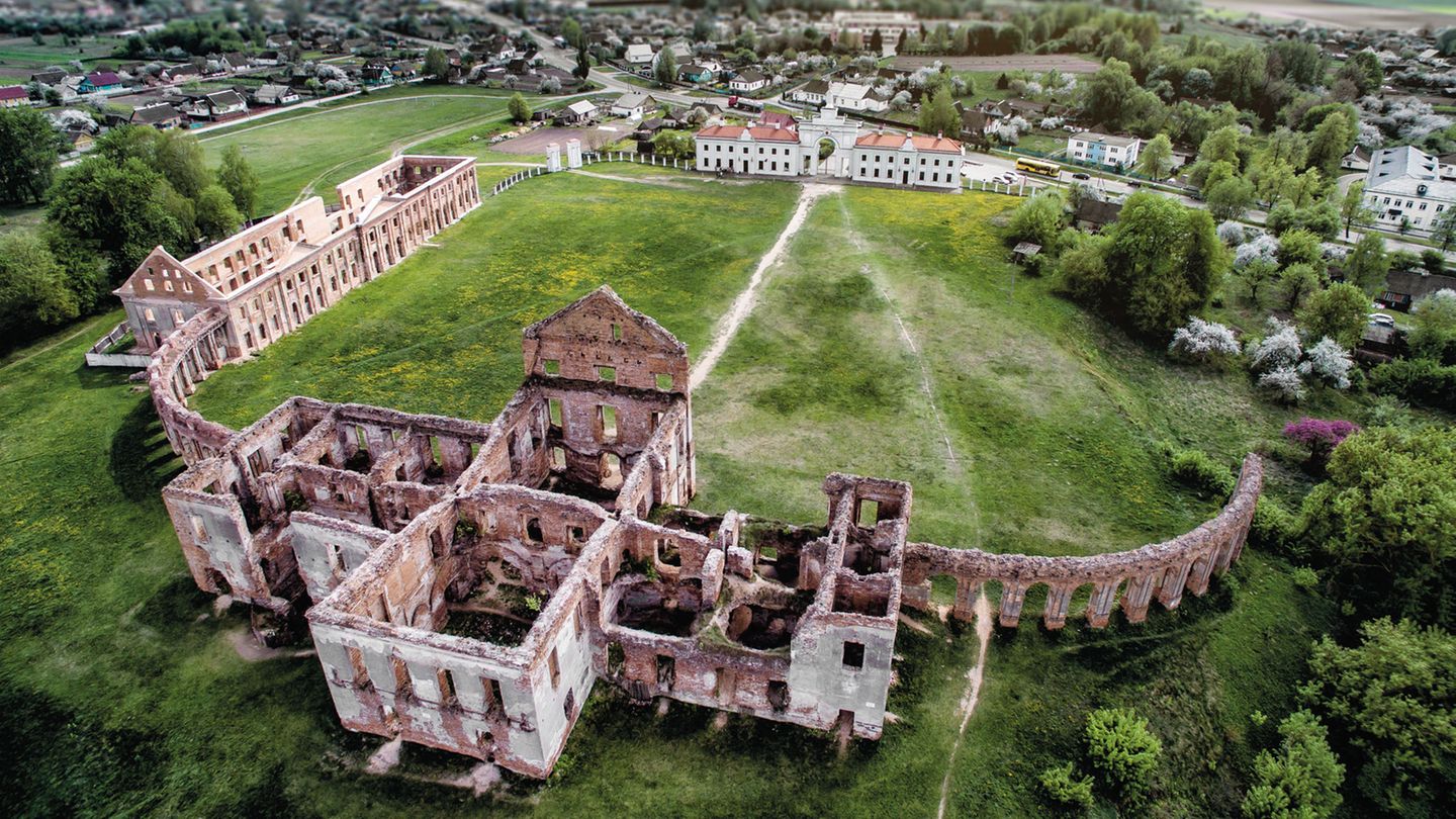 Ruschany, Weißrussland: Schloss Ruschany  Als Alexander Michal Saphicha in den 1780er Jahren den klassizistischen Palast errichten ließ, gehörte Weißrussland noch zu Polen-Litauen. Im 19. Jahrhundert zog in die Gebäude eine Textilfabrik ein, die 1914 abbrannte.