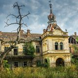 Vrsac, Serbien: Schloss Vlajkovac  Dieses Barockschloss aus den 1850er Jahren erbaute einst die Familie Mocsonyi. Nach dem Zweiten Weltkrieg gehörte es der Regierung Jugoslawiens, die es verfallen ließ. Heute ist es wieder in Privatbesitz, doch der Verfall schreitet fort.