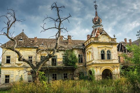 Vrsac, Serbien: Schloss Vlajkovac  Dieses Barockschloss aus den 1850er Jahren erbaute einst die Familie Mocsonyi. Nach dem Zweiten Weltkrieg gehörte es der Regierung Jugoslawiens, die es verfallen ließ. Heute ist es wieder in Privatbesitz, doch der Verfall schreitet fort.