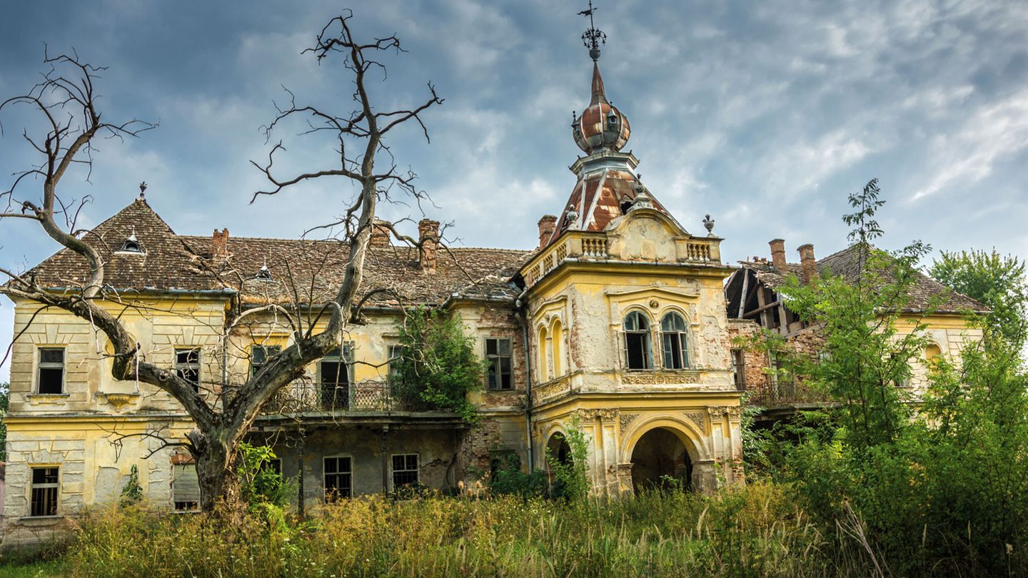 Vrsac, Serbien: Schloss Vlajkovac  Dieses Barockschloss aus den 1850er Jahren erbaute einst die Familie Mocsonyi. Nach dem Zweiten Weltkrieg gehörte es der Regierung Jugoslawiens, die es verfallen ließ. Heute ist es wieder in Privatbesitz, doch der Verfall schreitet fort.