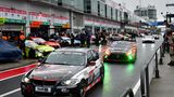 Start in der Boxengasse zum Warm-up vor dem Rennen am Samstagvormittag: Nur 8 Fahrzeuge konnten die 10 Minuten Marke pro Runde unterbieten. Es war ziemlich nass und rutschig auf der Strecke. Bei der Kälte wurden die Reifen nur langsam warm.