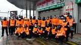 Die Pit Marshalls sorgen in der Boxengasse für Sicherheit und Ordnung. Wer hier zu schnell fährt, wird mit einer Zeitstrafe ausgebremst.