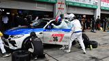 Fahrerwechsel vor der Box 33, Team Adrenalin Motorsport unterstützen den BMW M2 Racing, Christian Gebhardt wechselt mit Nikolaus Schelle. Auf dem BMW-Sportwagen stehen die Namen aller Fahrer, die an den bislang 19 Gesamtsiegen von Rekordgewinner BMW beim 24 Stunden Rennen seit 1970 beteiligt waren. 50 Jahre BMW Renngeschichte Nürburgring. Das ganz besondere Design in den Farben blau und weiß ist eine Hommage an das Siegerfahrzeug 1970 mit den Gewinnern Hans-Joachim Struck und Clemens Schickentanz.