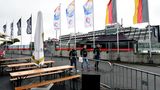 Weg zu Fahrerlager, hier tummeln sich normalerweise Hunderte Zuschauer, doch die Corona Pandemie verlangt strenge Auflagen. Die Zuschauer hatten festgebuchte Onlinetickets auf festen Sitzplätzen. Nur auf den Tribünen und nur von 7 Uhr bis 22 Uhr 30. Danach wurden die Plätze desinfiziert.