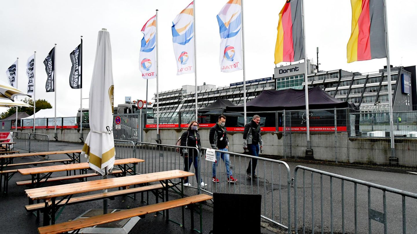 Weg zu Fahrerlager, hier tummeln sich normalerweise Hunderte Zuschauer, doch die Corona Pandemie verlangt strenge Auflagen. Die Zuschauer hatten festgebuchte Onlinetickets auf festen Sitzplätzen. Nur auf den Tribünen und nur von 7 Uhr bis 22 Uhr 30. Danach wurden die Plätze desinfiziert.