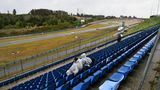Tribüne 12e bietet hautnahe Motorsport-Action. Beste Sicht und Gänsehaut sind garantiert. Doch Corona, Kälte und Regenschauer vertrieben die Besucher im September 2020.