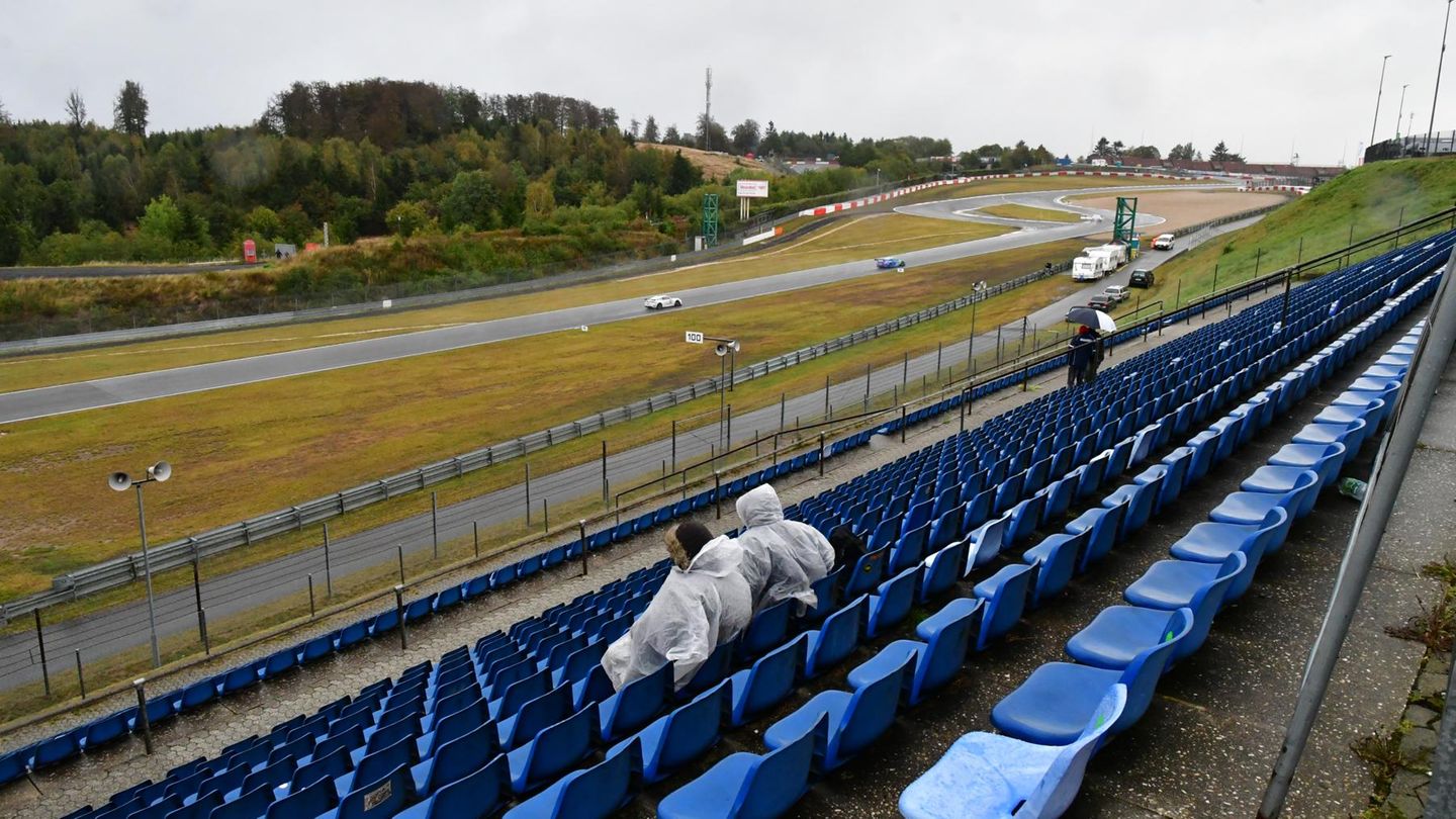Tribüne 12e bietet hautnahe Motorsport-Action. Beste Sicht und Gänsehaut sind garantiert. Doch Corona, Kälte und Regenschauer vertrieben die Besucher im September 2020.
