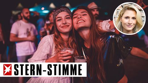 Zwei junge Frauen trinken Bier