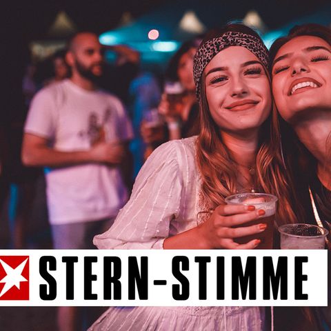 Zwei junge Frauen trinken Bier