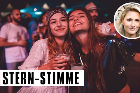 Zwei junge Frauen trinken Bier