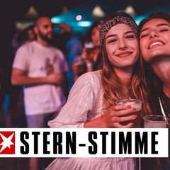 Zwei junge Frauen trinken Bier