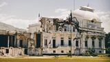 Bild 1 von 10 der Fotostrecke zum Klicken:   Port au Prince, Haiti: Präsidentenpalast  Beim Erdbeben in Januar 2010 verloren Zehntausende auf der Karibikinsel ihr Leben. Die eingestürzte Kuppel des Präsidentenpalastes steht wie ein Sinnbild für die Katastrophe und den Zustand des Landes.