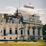 Bild 1 von 10 der Fotostrecke zum Klicken:   Port au Prince, Haiti: Präsidentenpalast  Beim Erdbeben in Januar 2010 verloren Zehntausende auf der Karibikinsel ihr Leben. Die eingestürzte Kuppel des Präsidentenpalastes steht wie ein Sinnbild für die Katastrophe und den Zustand des Landes.