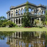Talisay, Philippinen: Negros Oriental  Der Zurckerrohrplantagenbesitzer Don Mariano Ledesma ließ die palastartige Villa in Erinnerung an seine Ehefrau errichten. Im Zweiten Weltkrieg steckten Guerillakämpfer das Anwesen in Brand, doch das Betongerippe überstand das dreitägige Feuer.