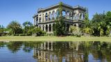 Talisay, Philippinen: Negros Oriental  Der Zurckerrohrplantagenbesitzer Don Mariano Ledesma ließ die palastartige Villa in Erinnerung an seine Ehefrau errichten. Im Zweiten Weltkrieg steckten Guerillakämpfer das Anwesen in Brand, doch das Betongerippe überstand das dreitägige Feuer.