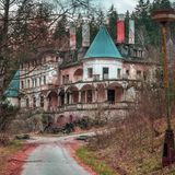 Kunerad, Slowakei, Verlassenes Spa  Kuraufenthalte in Heilbädern waren im späten 19. Jahrhundert in Mode gekommen. Doch im 21. Jahrhundert sind viele der in die Jahre gekommen Bauten nicht mehr zeitgemäß, entsprechen nicht den modernen Wellness-Ansprüchen und verfallen.