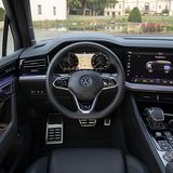 Auch im R-Modell blickt man auf das typische Touareg-Cockpit