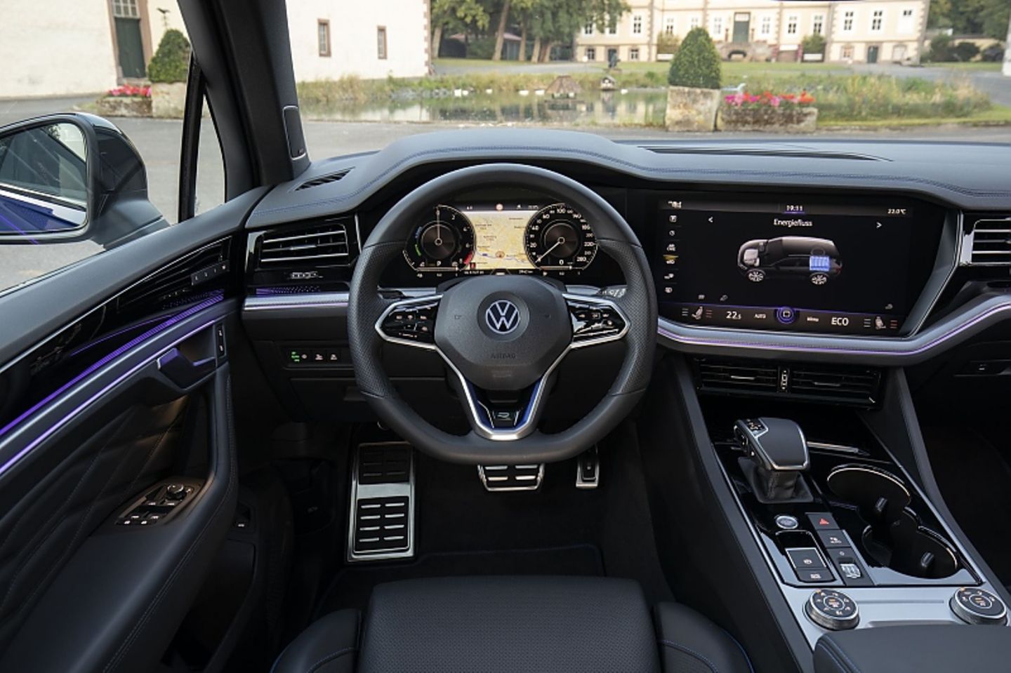 Auch im R-Modell blickt man auf das typische Touareg-Cockpit