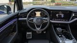 Auch im R-Modell blickt man auf das typische Touareg-Cockpit