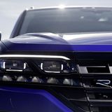 Der dunkle Kühlergrill und das R markieren den Touareg R