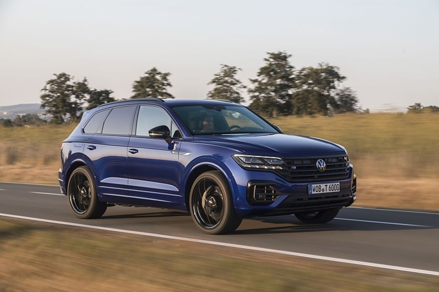 Der Kofferraum des Touareg R schmilzt aufgrund des Akku-Pakets auf 610 Liter