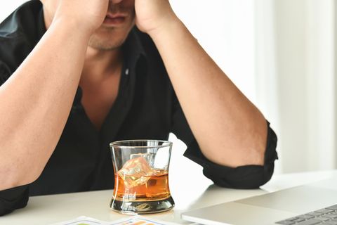Alkoholkrank im Büro