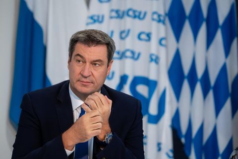Markus Söder vor CSU- und Bayern-Flagge
