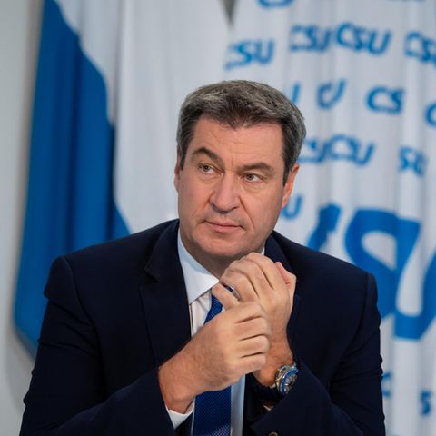 Markus Söder vor CSU- und Bayern-Flagge