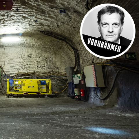 Ein Arbeiter in weißem Overall geht durch den Salzstock unter Gorleben