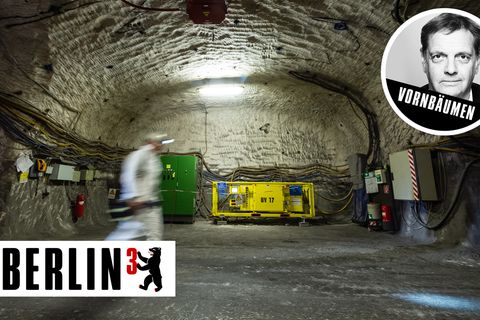 Ein Arbeiter in weißem Overall geht durch den Salzstock unter Gorleben