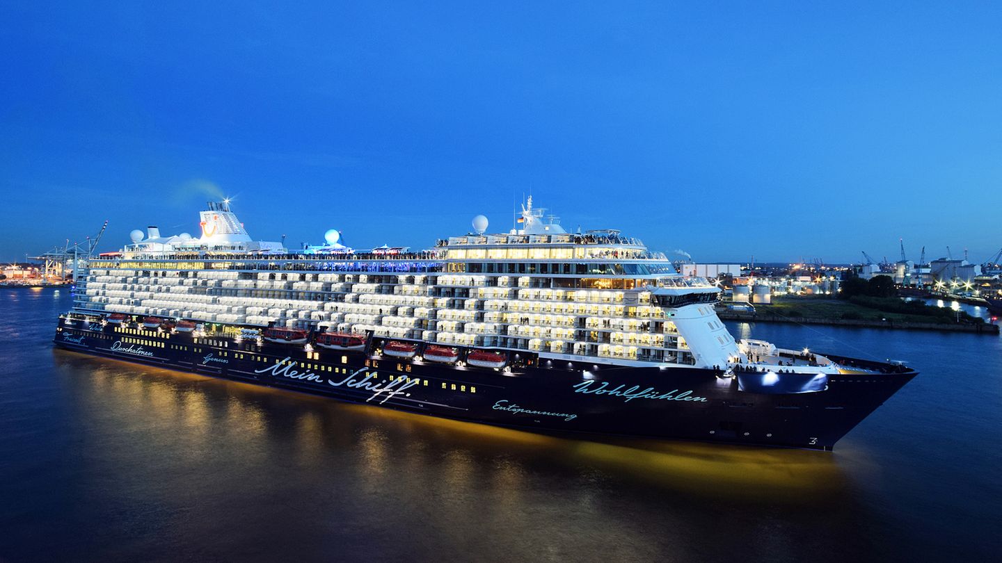 Mit infizierten Crew-Mitgliedern auf dem Weg nach Piräus in Griechenland: die "Mein Schiff 6" von Tui Cruises, hier im Hamburger Hafen.