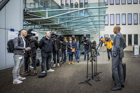 Der Verteidiger des Angeklagten Jos B spricht vor Beginn des Prozesses in Maastricht mit Journalisten