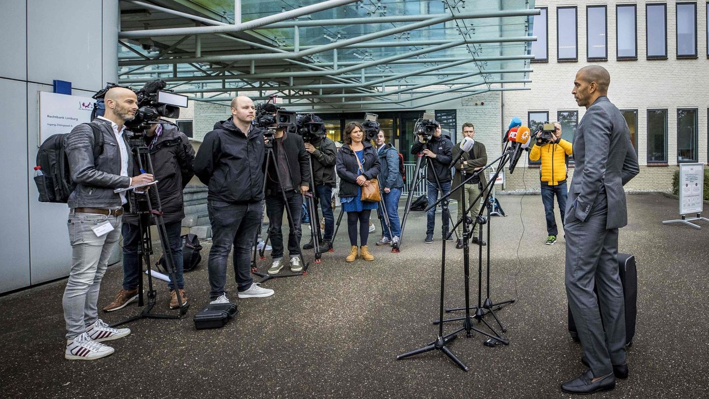 Der Verteidiger des Angeklagten Jos B spricht vor Beginn des Prozesses in Maastricht mit Journalisten